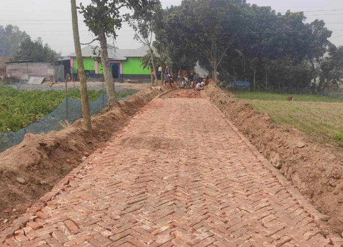 হরিপুরে রাস্তায় ইট বিছানোয় পাল্টে গেছে গ্রামীণ জনপদের চিত্র