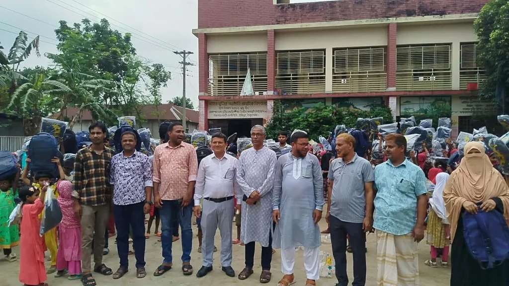 ঠাকুরগাঁওয়ে শিক্ষার্থীদের মাঝে স্কুল ব্যাগ ও ফুটবল বিতরণ
