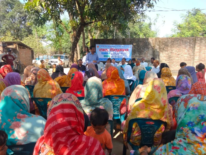 ঠাকুরগাঁও-২ আসনের সংসদ সদস্য ডা. আব্দুস সালাম হরিপুরে ফ্যামিলি কার্ডের তথ্য সংগ্রহ কার্যক্রমের উদ্বোধন করছেন।